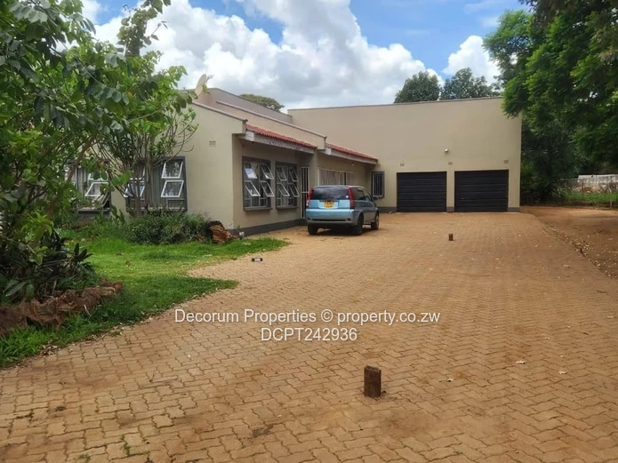 Spacious 5-Bedroom  Home with Borehole in Old Malborough !