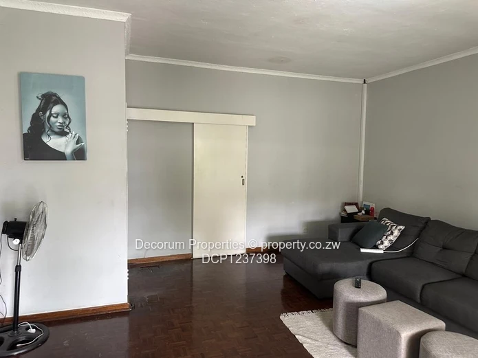 Charming 2-Bedroom Garden Flat in Avondale