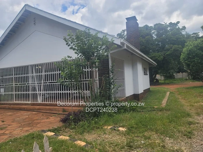 Pomona 4-Bed on 4,055m² — Pool, Borehole & Garage