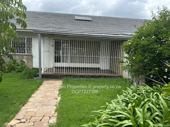 Charming 2-Bedroom Garden Flat in Avondale