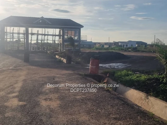 800m²- 1 200  Stand in Haydon Shine Plus— Tarred Roads